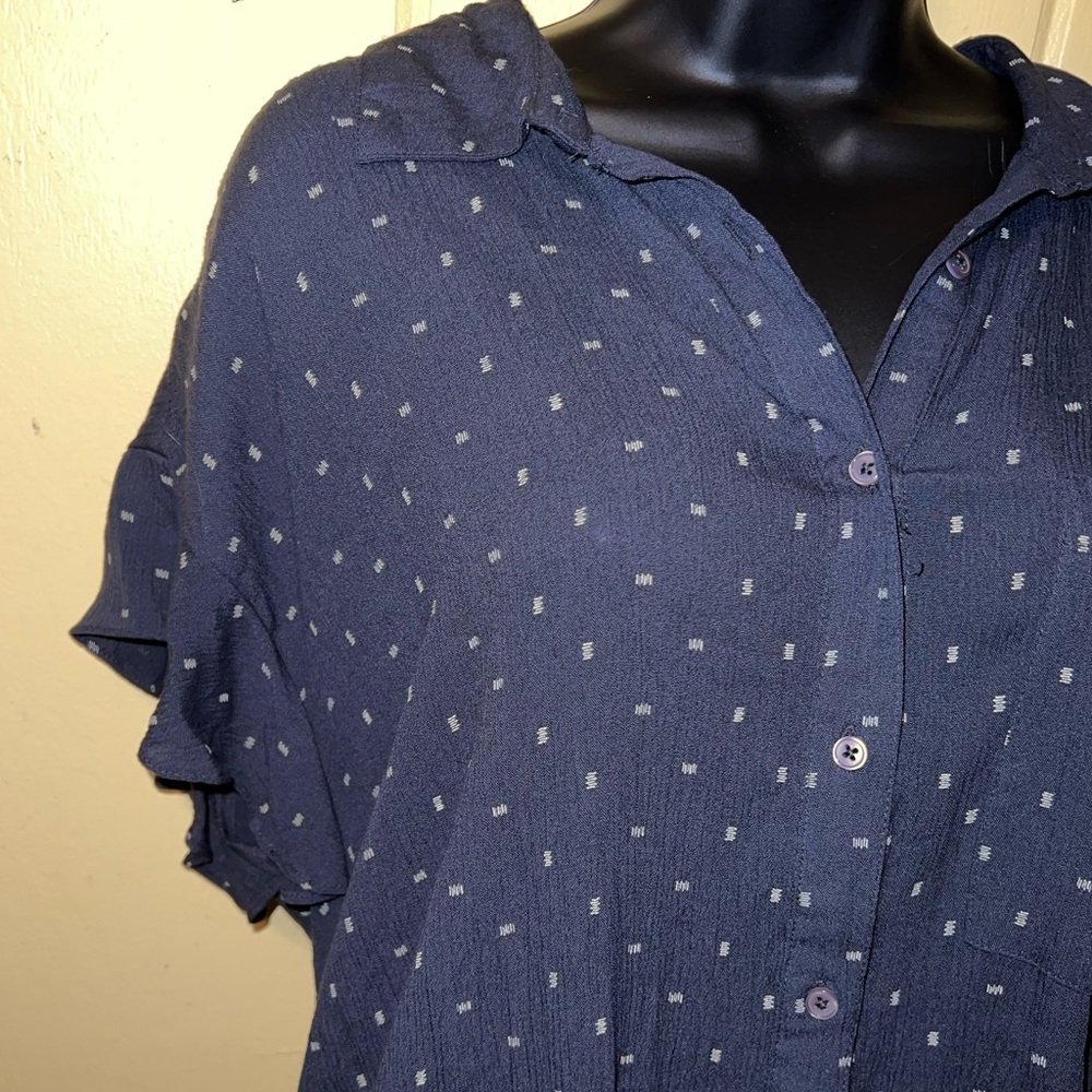 ⭐️Jessica Simpson Navy Polka Dot Button Up Tie Front Short Sleeve Top Size 1X - Picture 5 of 13